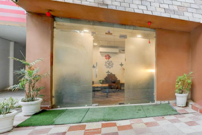 townhouse super anmol residency near saket metro delhi
