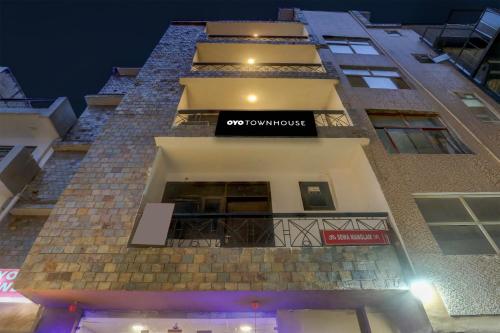townhouse super anmol residency near saket metro delhi