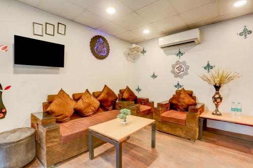 townhouse super anmol residency near saket metro delhi