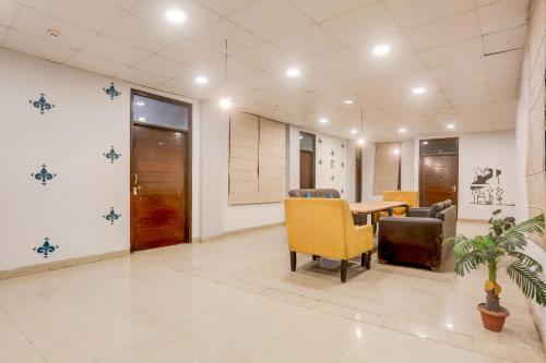 townhouse super anmol residency near saket metro delhi