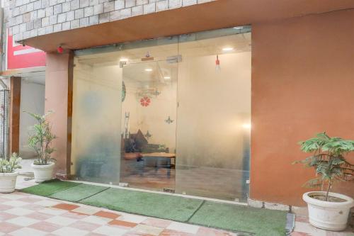 townhouse super anmol residency near saket metro delhi