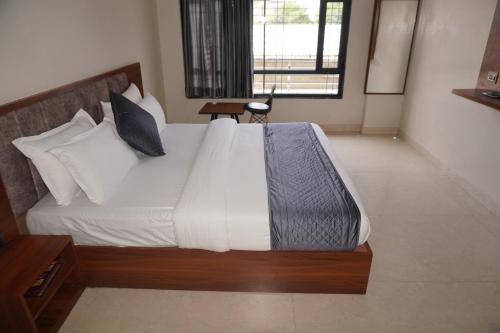 hotel vasudev near toran gate