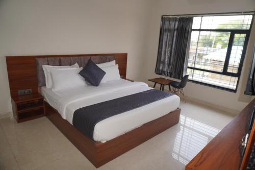 hotel vasudev near toran gate