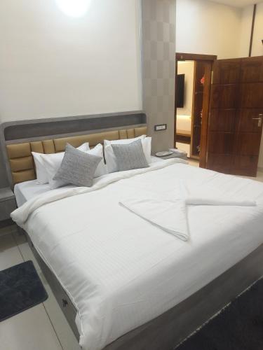 manava luxury service apartment
