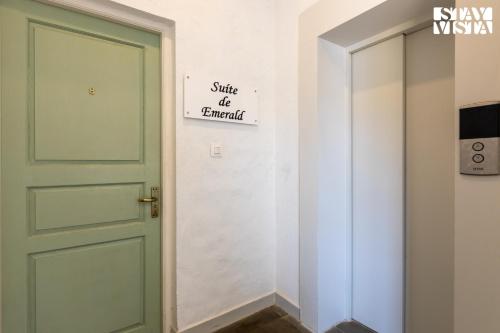 stayvista at suite de emerald