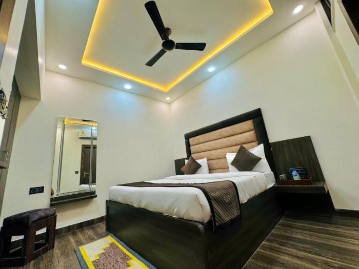 the ss grand near taj mahal