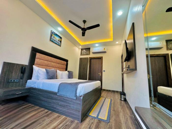 the ss grand near taj mahal