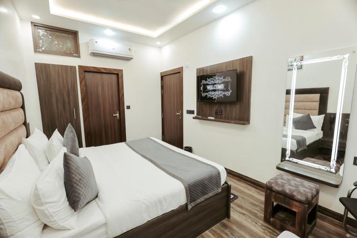 the ss grand near taj mahal