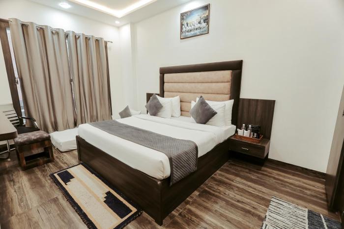 the ss grand near taj mahal