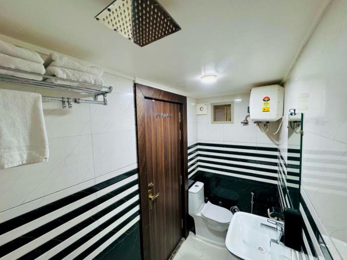 the ss grand near taj mahal