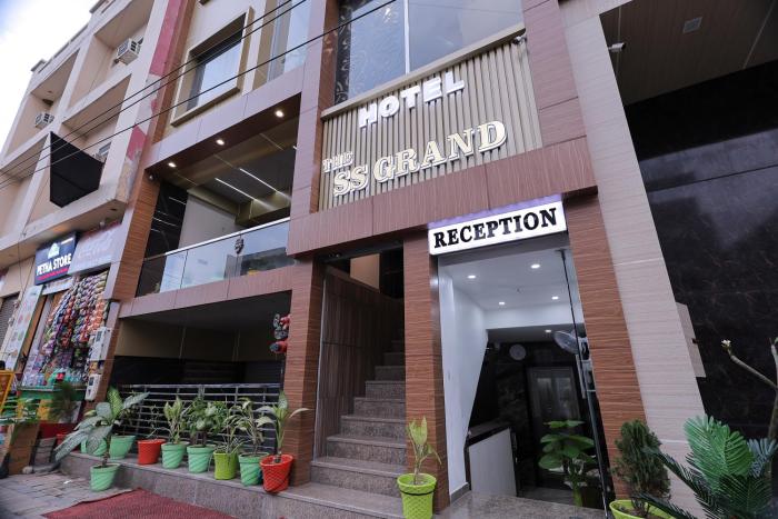 the ss grand near taj mahal