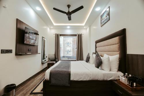 the ss grand near taj mahal