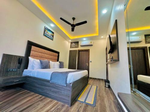 the ss grand near taj mahal