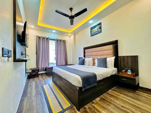 the ss grand near taj mahal