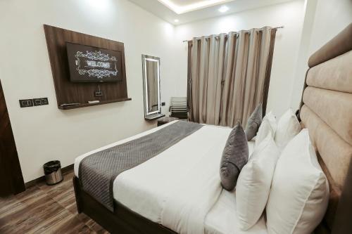 the ss grand near taj mahal