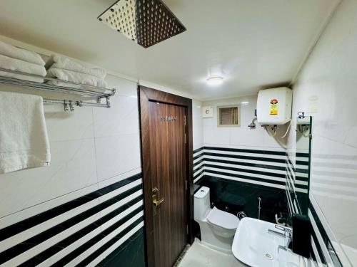 the ss grand near taj mahal