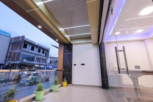 the ss grand near taj mahal