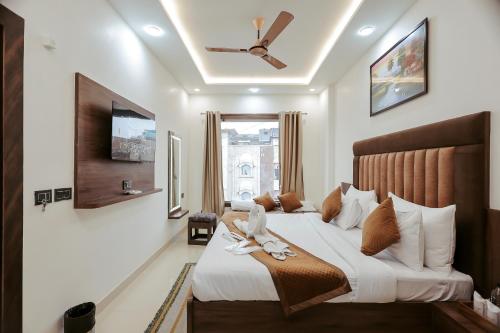 the ss grand near taj mahal