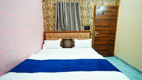 tejas paying guest house and restaurant