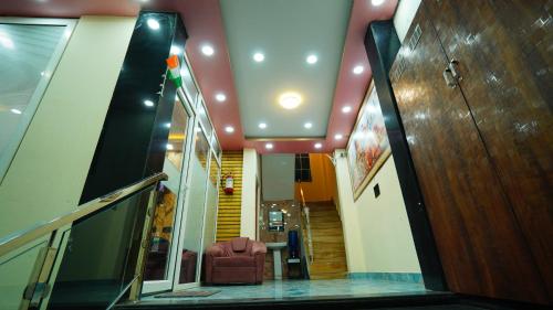 tejas paying guest house and restaurant