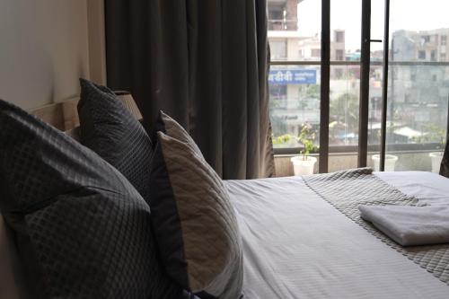 staybia hotel and service apartments sector 27 noida
