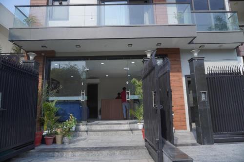 staybia hotel and service apartments sector 27 noida