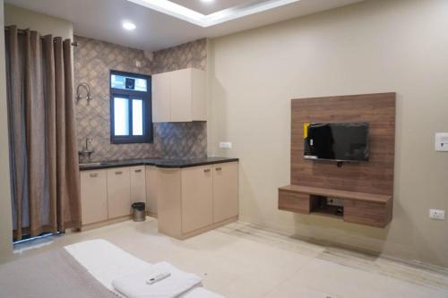 staybia hotel and service apartments sector 27 noida