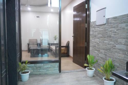 staybia hotel and service apartments sector 27 noida