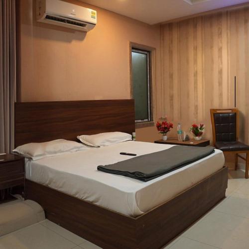 Hotel Neelam Bar & Restaurant,,5 star