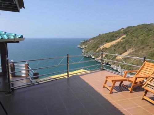 Yellow House Koh Sichang,,2 star