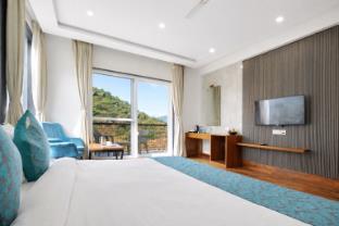 palm aryan pause by the stream