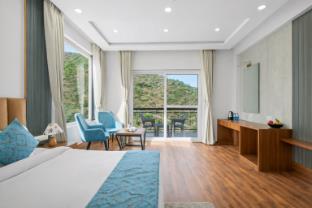 palm aryan pause by the stream