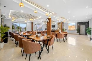 palm aryan pause by the stream