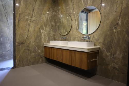 coconut lagoon agro resort