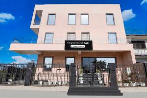 Collection O Taj Nagri Basai,,4 star