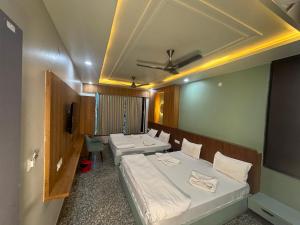 Hotel Dwarkadhish,,3 star