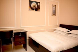 The Travellers Club,,2 star