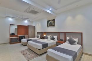 hotel the r s grand agra