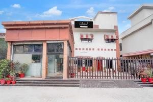 collection o lohiyapuram near dehradun railway station