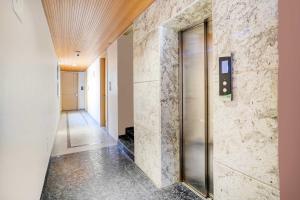 hotel o bangalore kr market metro station