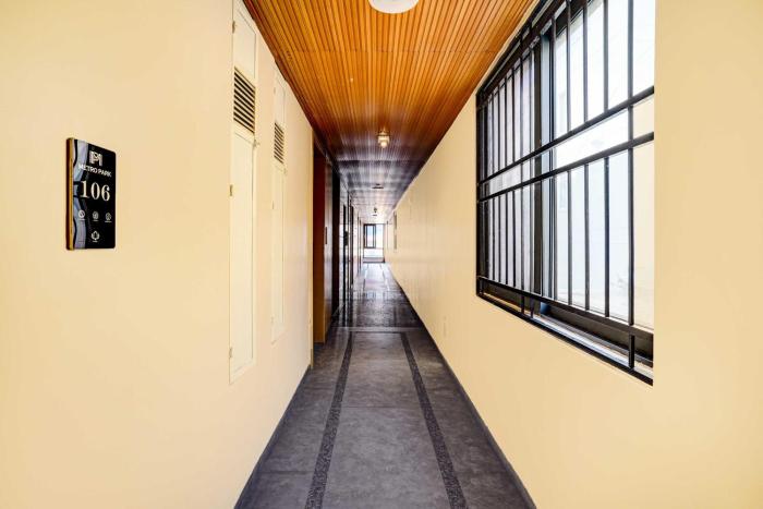 hotel o bangalore kr market metro station