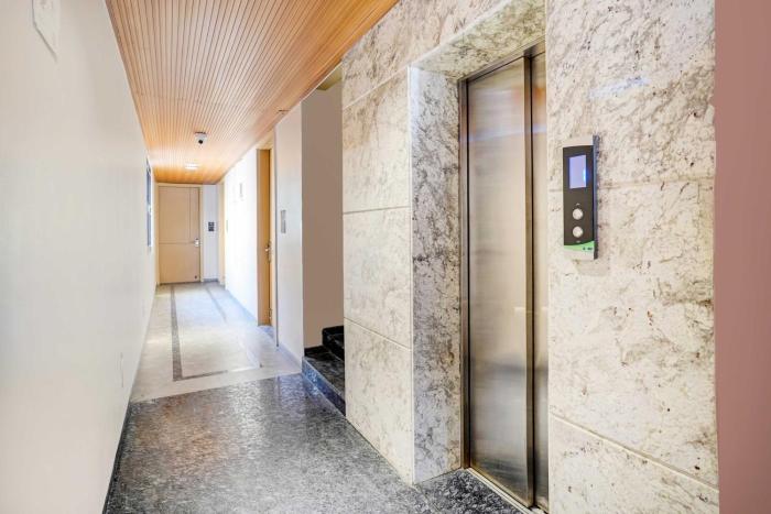 hotel o bangalore kr market metro station