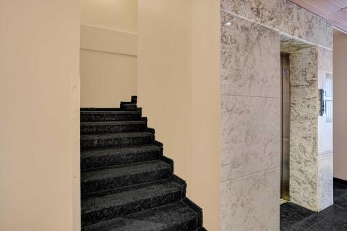 hotel o bangalore kr market metro station