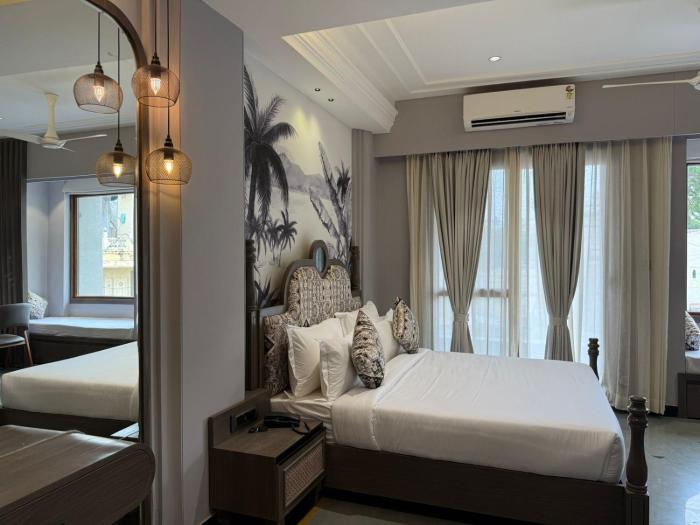 the luxury tiger at lake pichola