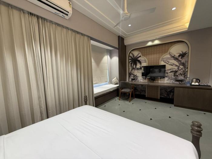 the luxury tiger at lake pichola