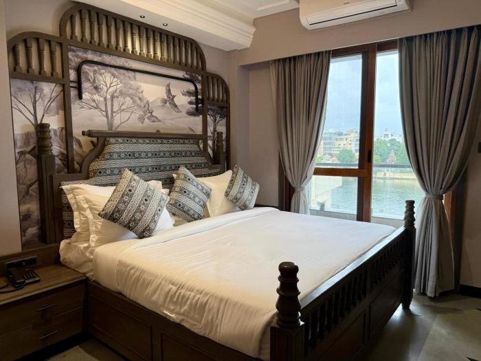 the luxury tiger at lake pichola