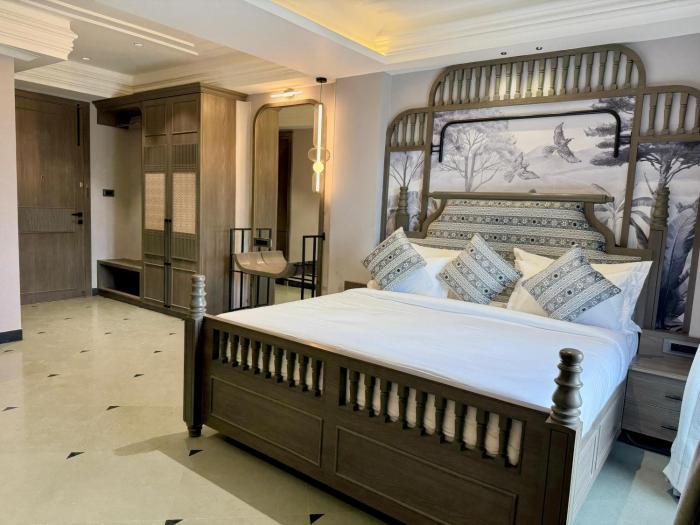 the luxury tiger at lake pichola