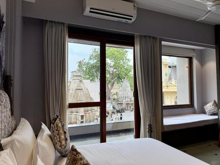 the luxury tiger at lake pichola