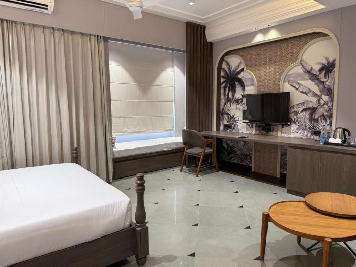 the luxury tiger at lake pichola