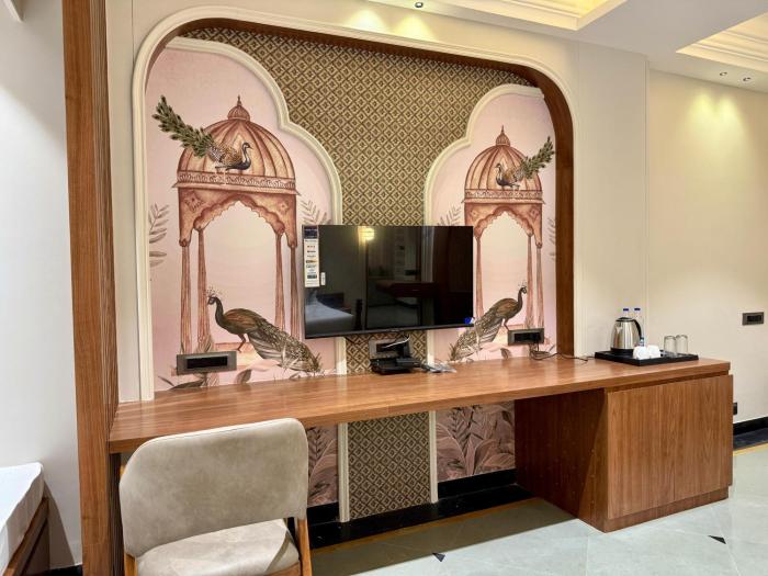 the luxury tiger at lake pichola